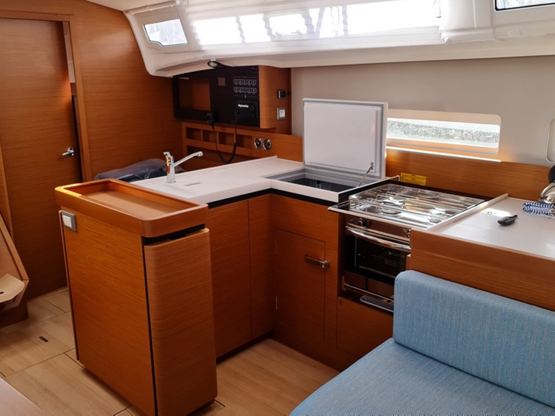 charteryacht-sun-odyssey-410-rosso-bianco-von-trend-travel-yachting-pantry-3