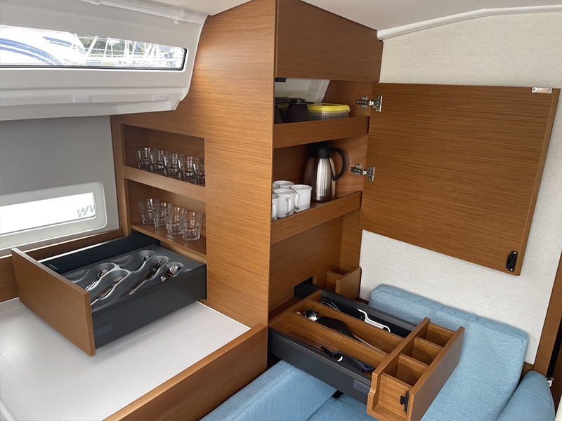 charteryacht-sun-odyssey-410-rosso-bianco-von-trend-travel-yachting-pantry