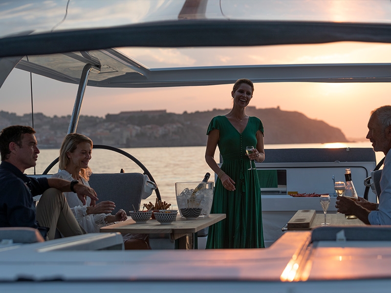 Personen auf einem Boot bei Sonnenuntergang